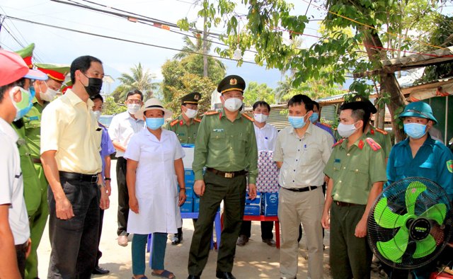 Giám đốc Công an tỉnh Nguyễn Thanh Tuấn thăm hỏi, kiểm tra một chốt kiểm tra y tế