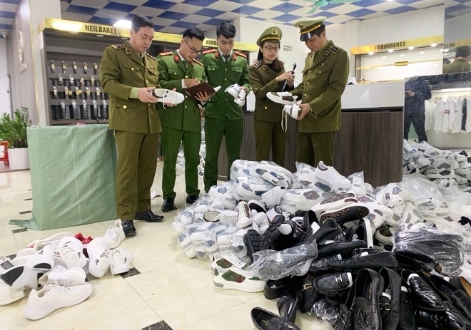 Lực lượng QLTT Bắc Giang phối hợp kiểm tra hàng hóa vi phạm