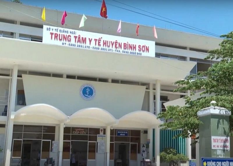 Trung tâm Y tế huyện Bình Sơn, tỉnh Quảng Ngãi nơi tiếp nhận 26 trường hợp bị ngộ độc sau khi ăn bánh mì tại cùng một cửa hàng
