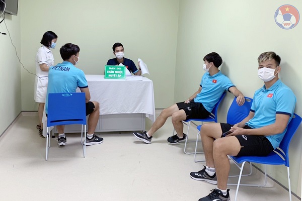 Các cầu thủ Đội tuyển Quốc gia hoàn thành tiêm vắc-xin phòng Covid-19. (Ảnh: VFF)
