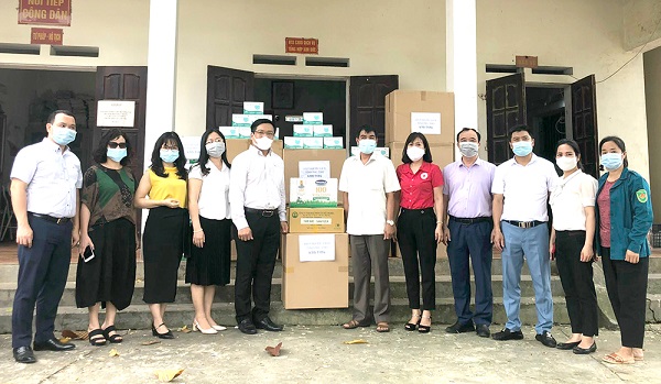 Lãnh đạo Hiệp hội Du lịch tỉnh và Hội Chữ thập đỏ thành phố Việt Trì trao tặng khẩu trang và nhu yếu phẩm cho UBND xã Kim Đức.