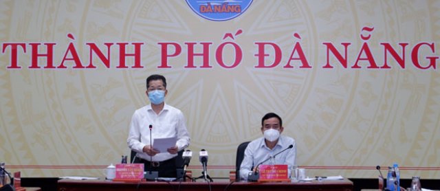 Bí thư Thành ủy Nguyễn Văn Quảng (trái) chỉ đạo tại cuộc họp phòng, chống Covid-19 chiều 18/5.