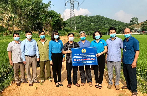 Lãnh đạo LĐLĐ tỉnh và LĐLĐ huyện Sơn Dương trao tiền hỗ trợ cho thôn Tú Tạc, xã Tú Thịnh