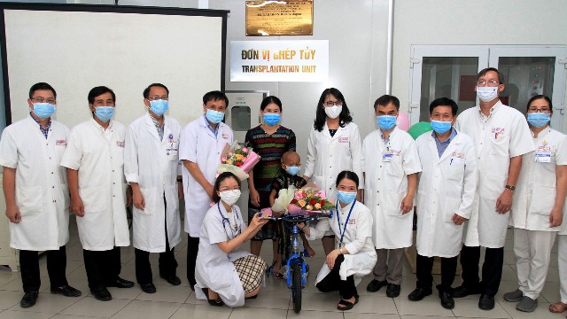 Niềm vui của đội ngũ Thầy thuốc BVTW Huế khi điều trị th&agrave;nh c&ocirc;ng cho bệnh nhi ung thư