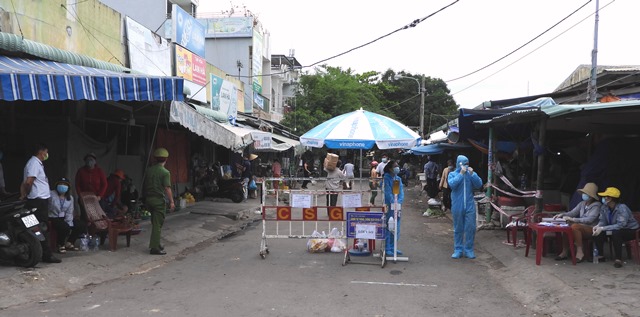 Chợ Nam Ô, phường Hòa Hiệp Nam, quận Liên Chiểu, tiếp tục áp dụng phương án phân chia tần suất đi chợ của người dân theo “Thẻ đi chợ” (3 ngày một lần)