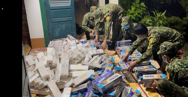 Cán bộ chiến sĩ Biên phòng tỉnh An Giang đang kiểm đếm số thuốc lá nhập lậu do các đối tượng bỏ lại