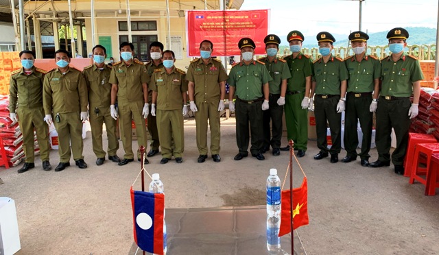 Công an Thừa Thiên Huế tặng Sở An ninh nước bạn Lào nhu yếu phẩm, thiết bị y tế phòng, chống dịch Covid-19