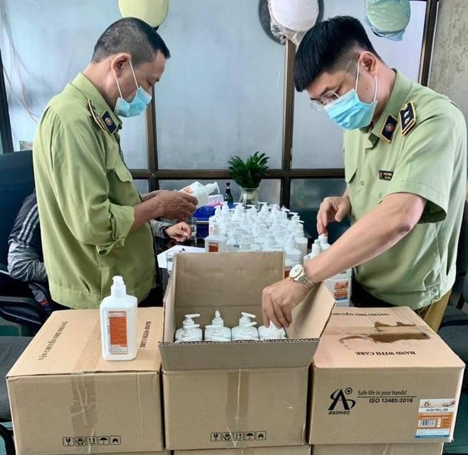 Hà Nội: Thu giữ hàng trăm chai nước sát khuẩn tay có dấu hiệu giả mạo