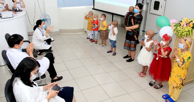 ... v&agrave; c&ograve;n nhiều bệnh nhi ung thư nữa đang cần được cứu sống