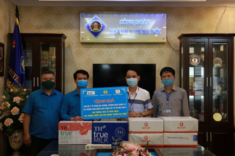 Đồng chí Vũ Tiến Dũng trao quà hỗ trợ cho Công đoàn y tế Hà Nội.