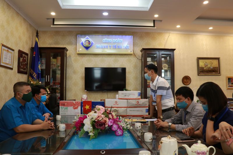 Đồng chí Trịnh Tố Tâm, Chủ tịch Công đoàn ngành y tế Hà Nội chia sẻ với đoàn công tác.