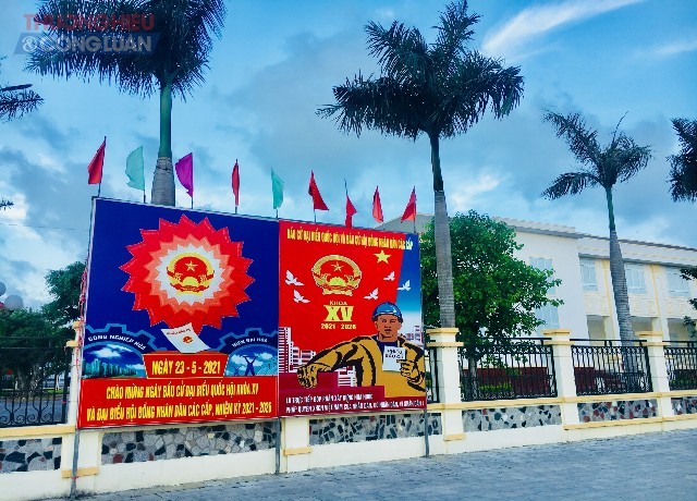 Nhiều pa nô, áp phích tuyên truyền bầu cử tại các tuyến đường Thị trấn Hậu Lộc
