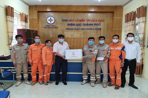 Thăm và động viên CBCNV điểm giao dịch huyện Tam Đường thuộc Điện lực Thành phố