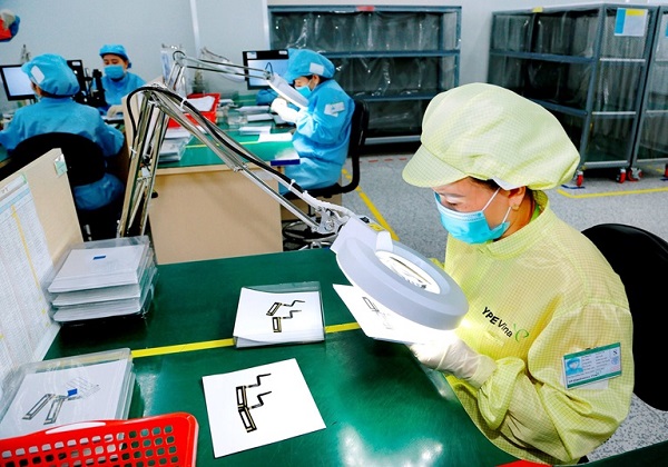 Công ty TNHH Young Poong Electronics Vina, KCN Bình Xuyên II, huyện Bình Xuyên duy trì sản xuất và đảm bảo công tác phòng, chống dịch. Ảnh: Trà Hương