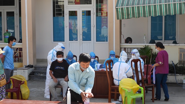 Tại Phường Hòa Minh , quận Liên Chiểu tổ chức xét nghiệp cho mỗi hộ gia đình trong địa bàn phường