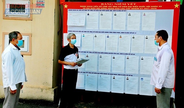 Trưởng Ban công tác mặt trận thôn Đại Nội, xã Bình Định, huyện Yên Lạc tuyên truyền tới cử tri những thông tin về công tác bầu cử.