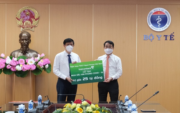 Vietcombank trao 25 tỷ đồng hỗ trợ Bộ Y tế mua vắc xin phòng Covid-19