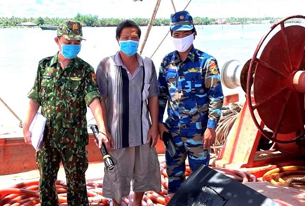 Cán bộ Hải đoàn 28 BĐBP kiểm tra phương tiện do ông Nguyễn Văn Bình làm thuyền trưởng