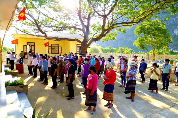 Thực hiện theo chỉ đạo của Bộ Y tế về phòng chống dịch Covid-19, cử tri tại các xã vùng núi, biên giới Quảng Bình tuân thủ nghiêm việc đeo khẩu trang khi đi bỏ phiếu bầu cử sớm