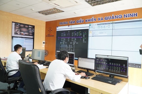 Điều độ viên Trung tâm Điều khiển xa Quảng Ninh trực vận hành đảm bảo cung cấp điện trên địa bàn toàn tỉnh