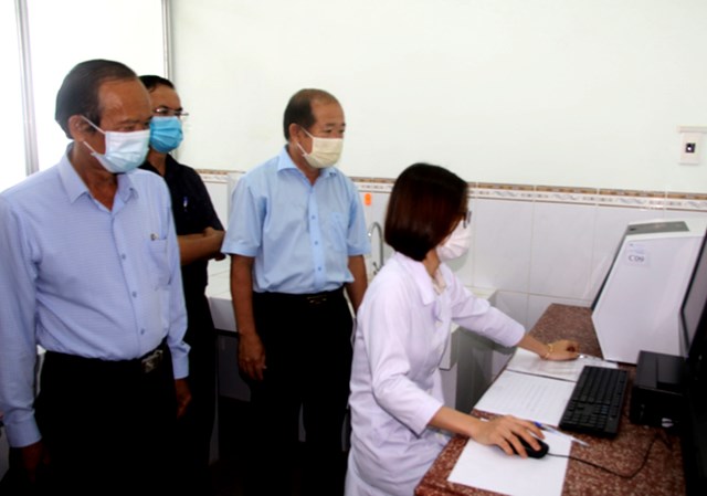 Lãnh đạo UBND tỉnh Đồng Tháp kiểm tra xét nghiệm SARS-CoV-2 ở CDC Đồng Tháp.