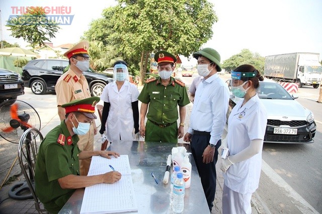 Phó Chủ tịch UBND tỉnh Nguyễn Văn Khước kiểm tra chốt kiểm soát dịch bệnh tại Trạm thu phí đầu đường 100, thị trấn Đạo Đức, huyện Bình Xuyên