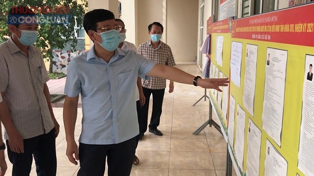 Chủ tịch UBND tỉnh Lê Duy Thành kiểm tra công tác chuẩn bị bầu cử tại xã Nghĩa Hưng, huyện Vĩnh Tường.