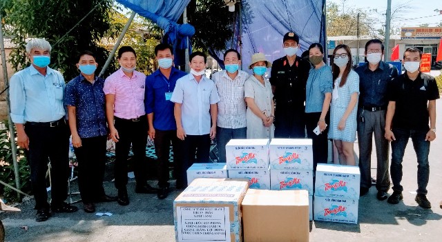 Đoàn Hiệp hội Doanh nghiệp tỉnh Thừa Thiên Huế thăm và tặng quà một chốt kiểm tra y tế ở huyện Phong Điền