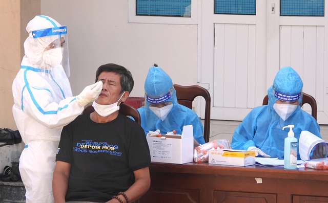 UBND phường H&ograve;a Kh&aacute;nh Nam x&eacute;t nghiệm cho mỗi hộ gia đ&igrave;nh trước ng&agrave;y bầu cử