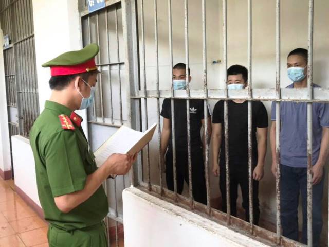 Cán bộ, chiến sỹ tuyên truyền để những người đang bị tạm giữ, tạm giam được thực huyện quyền công dân đi bỏ phiếu bầu cử ĐBQH