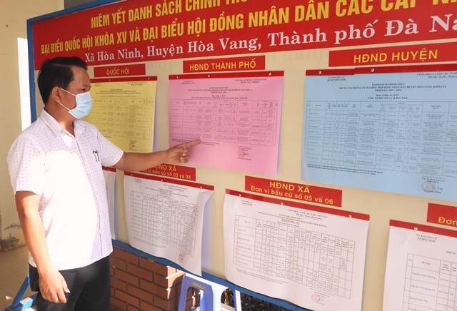 Chủ tịch UBND x&atilde; H&ograve;a Ninh (huyện H&ograve;a Vang) L&ecirc; Đức Thương kiểm tra danh s&aacute;ch bầu cử lần cuối