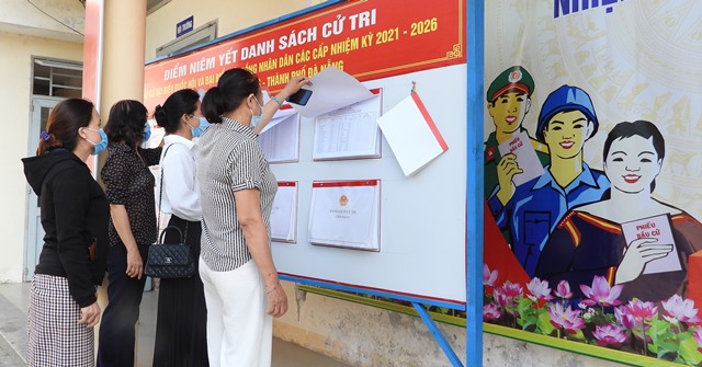 Cử tri X&atilde; H&ograve;a Sơn( huyện H&ograve;a vang) kiểm tra danh s&aacute;ch