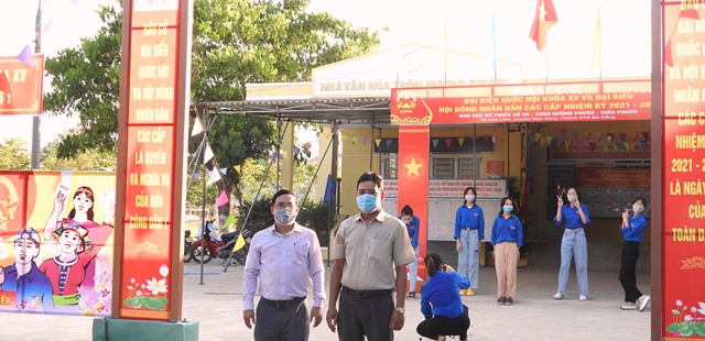 L&atilde;nh đạo x&atilde; H&ograve;a Li&ecirc;n( huyện H&ograve;a vang đi kiểm tra c&aacute;c tổ bầu cử
