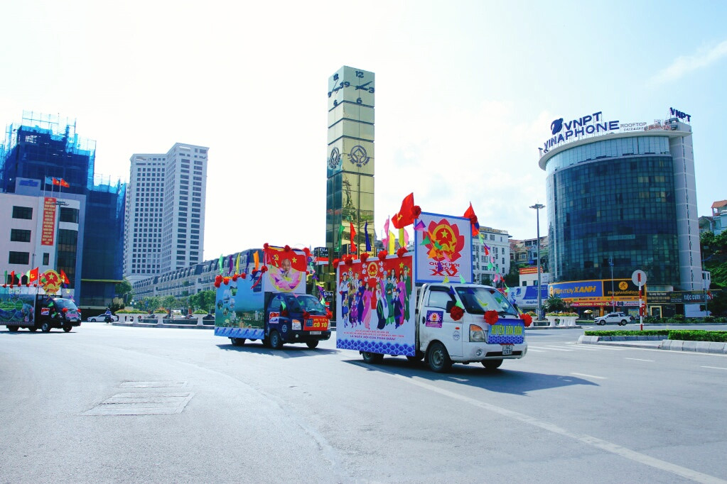 Diễu hành xe tuyên truyền cuộc bầu cử tại TP Hạ Long