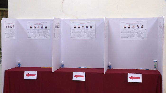 Cử tri tham gia bỏ phiếu được yêu cầu đeo khẩu trang, khử khuẩn tay và giữ khoảng cách theo quy định.