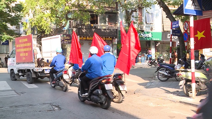 Đoàn xe tuyên truyền về ngày bầu cử với cờ bay thắm hồng qua từng ngõ phố
