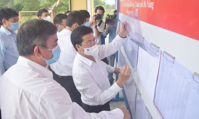 Đo&agrave;n kiểm tra Ủy ban bầu cử TP. Đ&agrave; Nẵng kiểm tra c&ocirc;ng t&aacute;c bầu cử tại huyện H&ograve;a Vang.