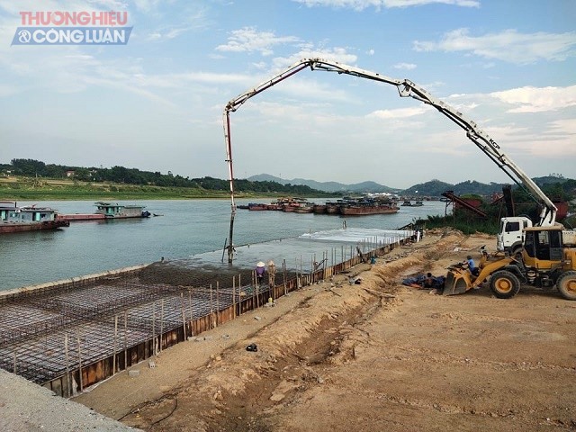 Đoan Hùng (Phú Thọ): Dừng hoạt động, kiểm tra làm rõ vi phạm của bến thủy nội địa đổ bê tông lấn sông Lô
