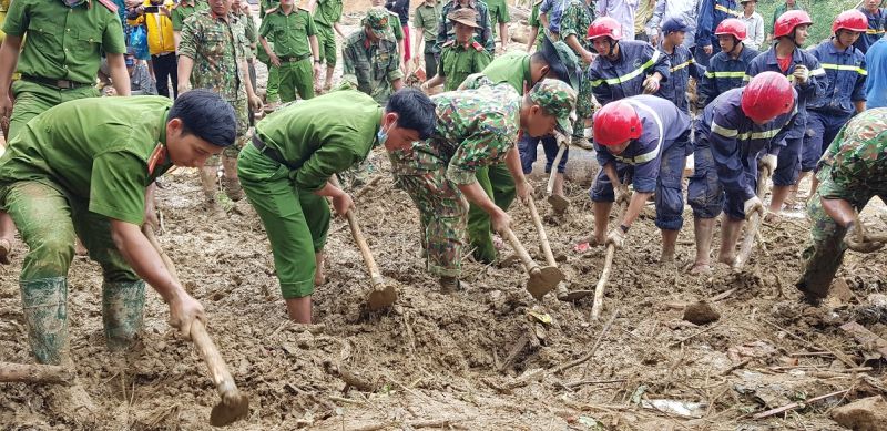 Các lực lượng tìm kiếm cứu nạn đào bới từng lớp đất để tìm người còn bị vùi lấp xã Trà Leng, huyện Bắc Trà My, Quảng Nam sau trận lũ ống diễn ra vào ngày 28/10/2021 - Ảnh: VGP