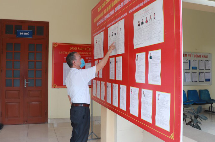 Thành viên tổ bầu cử ứng trực tại UBND phường Yên Hòa (quận Cầu Giấy)