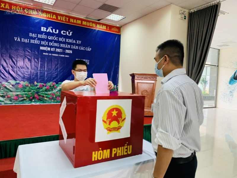 Cử tri tại tổ bầu cử số 16 xã An Khánh đang thực hiện quyền bầu cử của mình