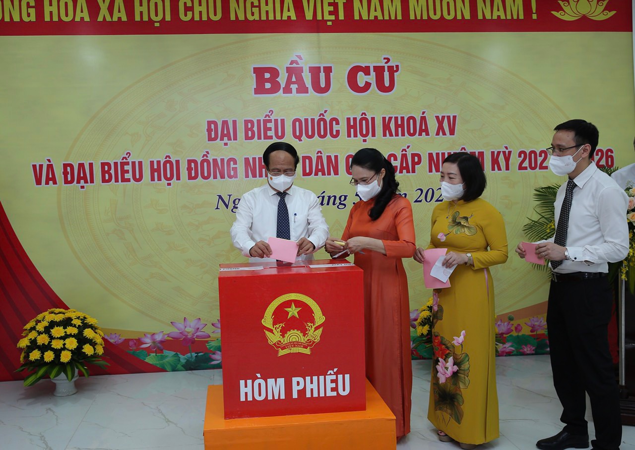 Phó Thủ tướng Chính phủ Lê Văn Thành bỏ phiếu tại tổ bầu cử số 1, phường Đồng Quốc Bình, quận Ngô Quyền, TP. Hải Phòng - Ảnh VGP