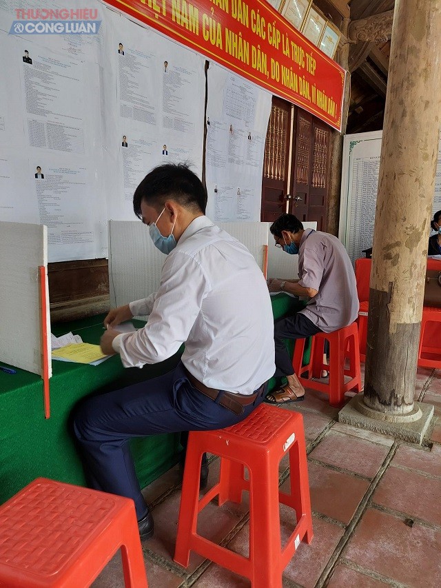 Cử tri đến tham gia bỏ phiếu thực hiện đúng khuyến cáo “5 K” của Bộ Y tế.