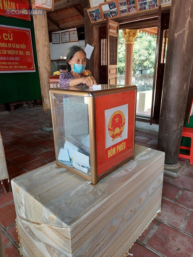 Cử tri xã Nga Phượng, huyện Nga Sơn phấn khởi tham gia bầu cử từ sáng sớm