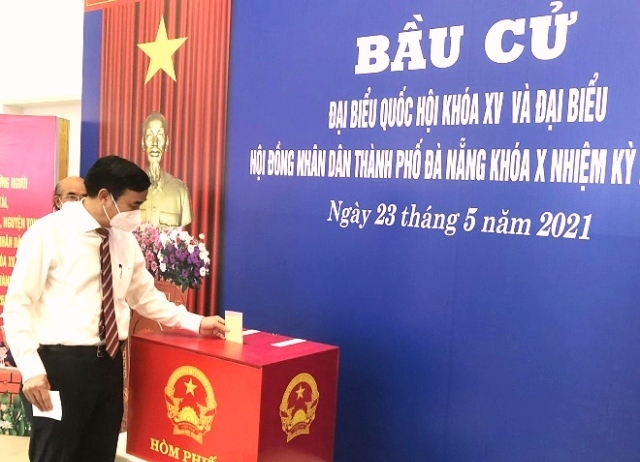 Chủ tịch UBND TP Đ&agrave; Nẵng L&ecirc; Trung Chinh bỏ phiếu.
