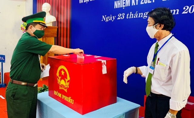 Cử tri Bộ đội Bi&ecirc;n ph&ograve;ng th&agrave;nh phố bỏ phiếu tại khu vực bầu cử số 5, phường Thuận Phước, quận Hải Ch&acirc;u