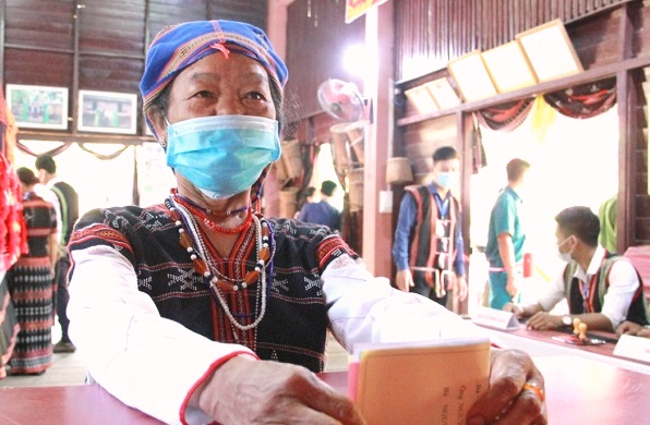 Cử tri người Cơ tu tại x&atilde; H&ograve;a Bắc, huyện H&ograve;a Vang bỏ phiếu bầu cử