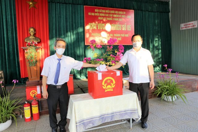 Ông Hoàng Khánh Hùng- Trưởng ban Tuyên giáo Tỉnh uỷ và ông Nguyễn Quang Tuấn, bí thư Đảng uỷ khối DN tại Khu vực bầu cử phường Trường An