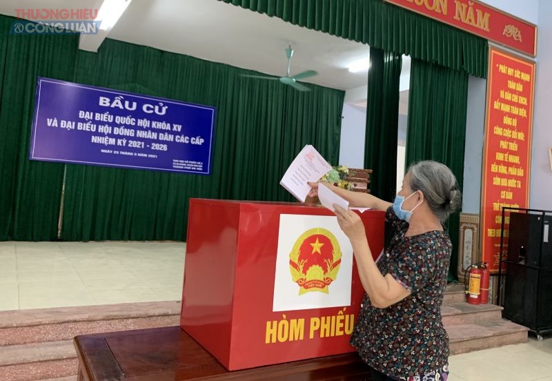 Cử tri Trần Thị Tình, 78 tuổi từ sáng sớm đã có mặt tại điểm bầu cử số 02 thôn Ngãi Cầu để thực hiện quyền công dân..