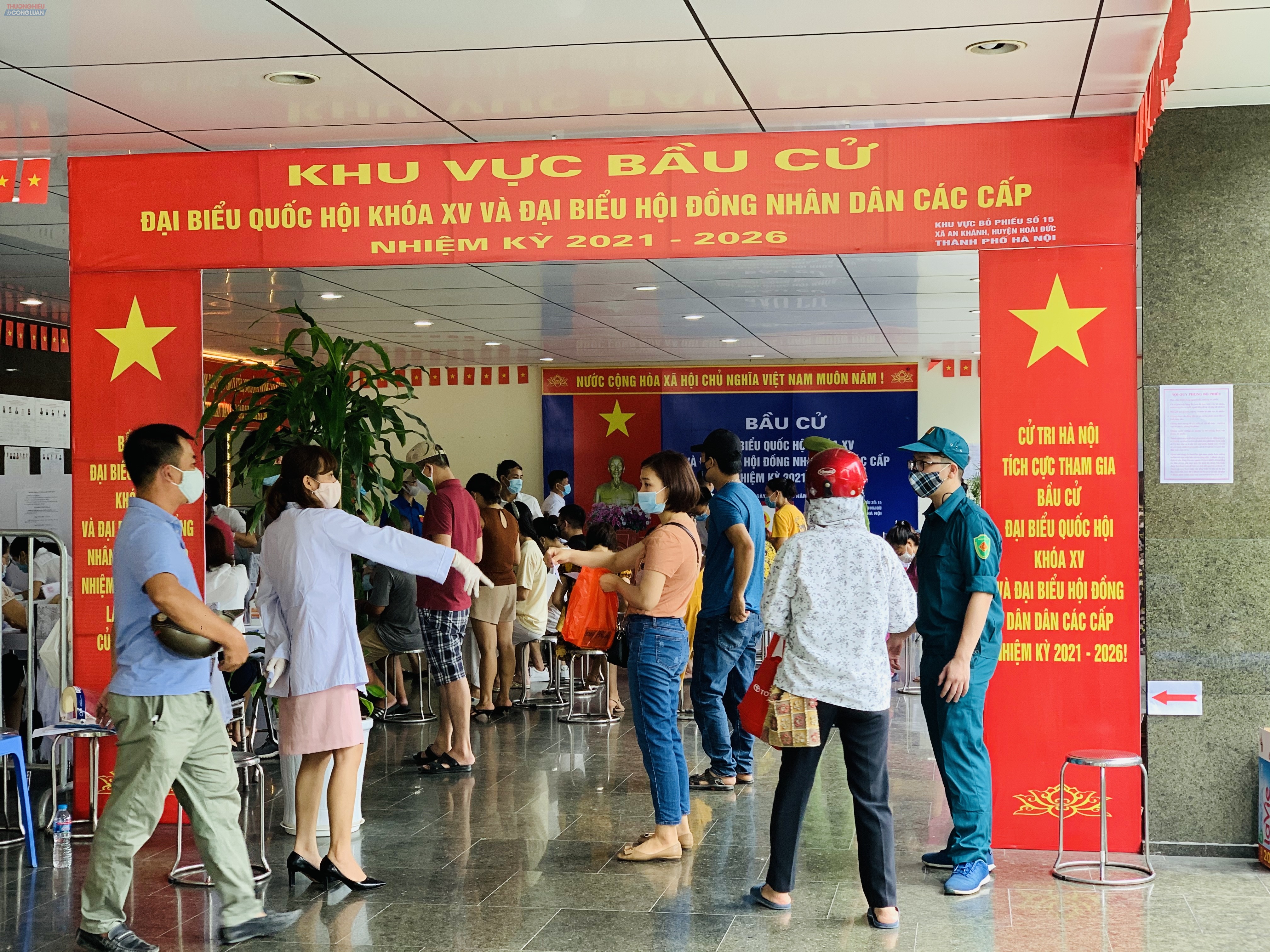 Người dân nô nức đi bỏ phiếu tại khu vực bỏ phiếu số 15 xã An Khánh, Hoài Đức, Hà Nội.